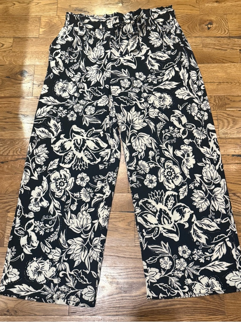 Tribal. Pull-On Wide Leg Flowy Floral Pants w/Belt. Black/White. Size Medium.